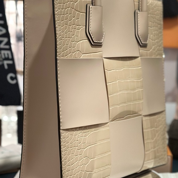 Authentic Michael Michael Kors Mercer MD NS Shopper, in Buff NWT - Picture 4 of 15